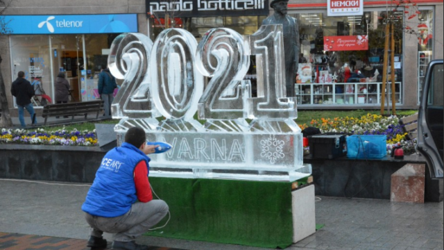 Поставиха ледени фигури 2021 Варна в морската столица